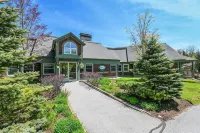 Spacious Corner Townhouse Next to Mt. Snow! Private Hot Tub! - 피트니스 시설