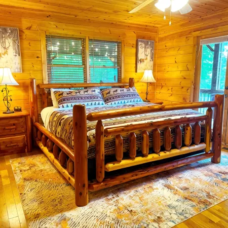 Spectacular Mountain View, rustic log, hot tub, deck fireplace