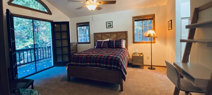 Treehouse Lodge- A quiet hilltop creative retreat, minutes from the lake. Hotels in Lake Arrowhead