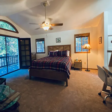 Treehouse Lodge- A quiet hilltop creative retreat, minutes from the lake.