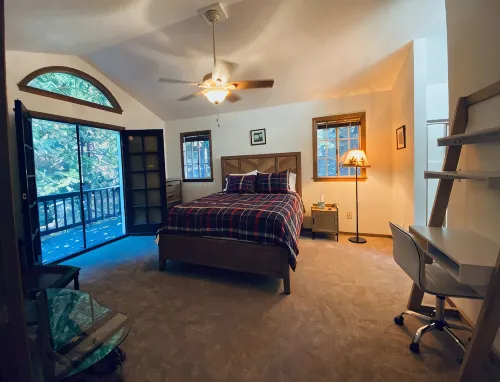 Treehouse Lodge- A quiet hilltop creative retreat, minutes from the lake. - شرفة