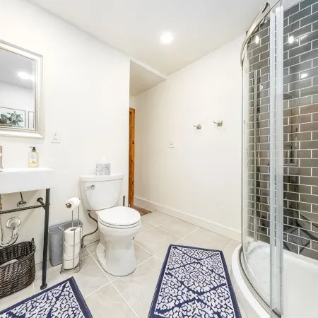 New! Lovely 1BR. Walk to Main St