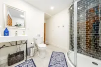 New! Lovely 1BR. Walk to Main St - 4-Star