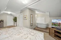 Oceanfront 3 Bed: Private Beach and Dock Access, Hot Tub , BBQ & Free Kayaks! - 露台