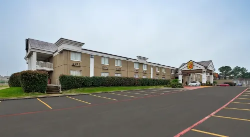 Super 8 by Wyndham Grand Prairie North - Parkering