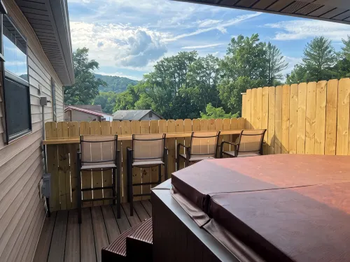 Stay, play and relax in Ohiopyle, PA, Hot tub, Pool table, GAP, Arcade Game - balcony