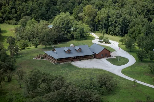 Hocking Hills Lodge - Maximum 16-Adults w/Children is 20-Guests - Hot Tub