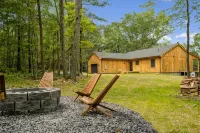 Private Cabin in the woods w/ firepit right next to Shenandoah River - 샬레 호텔
