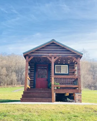 Tiny Cabin Along the River - Alppimaja