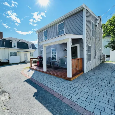 Coastal Cottage - Porch, Grill, Walk to Portsmouth