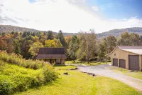 3 BR Black Bear Lodge on Pine Creek w/ Hot Tub - Chalets