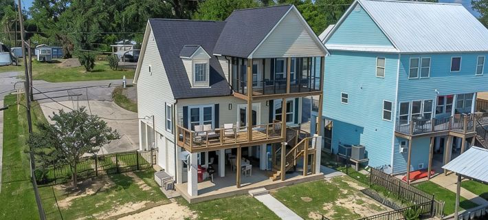 It's About River Time, a 3BR/3BA house on False River, fenced yard & large pier! Hotels in Pointe Coupee Parish