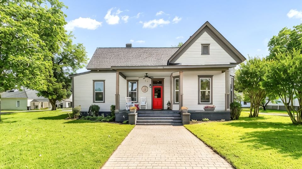 Spacious 4-bedroom w/ full en suite baths - 1/2 mile from Covington Square!
