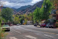 2024 Remodeled Creekside Cabin Steps to Downtown Manitou Springs Lic#9244 - Hytter