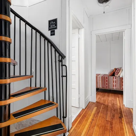 Beautiful Modern/Rustic Cottage in the heart of Lead!!!
