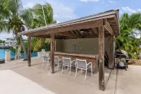 Waterfront - 5 Br, 4 BA, Pool w Spa, 80' Dock, Tiki Hut, Beach Nearby, Parking - Homestays