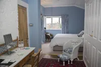 Holly Tree House - parking