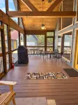 Bear Cave: Private Mountain Retreat with Views & Hot Tub - Hytter