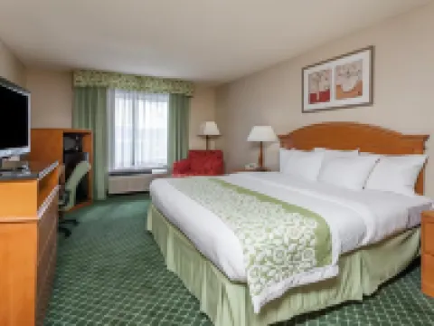 Days Inn & Suites by Wyndham Warren Hotels in Warren