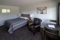 Three Lakes Motel