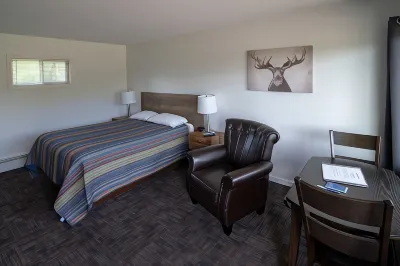 Three Lakes Motel