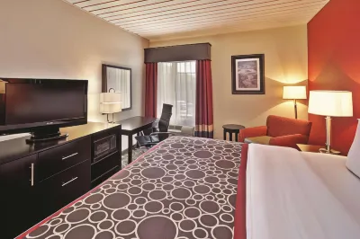 La Quinta Inn & Suites by Wyndham Elkview - Charleston NE Hotels near Walmart Supercenter