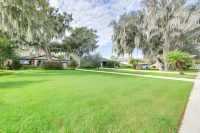 Auburndale Vacation Rental w/ Yard & Lake Views