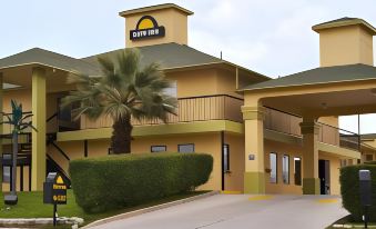 Days Inn by Wyndham Morgan's Wonderland / IH-35 N