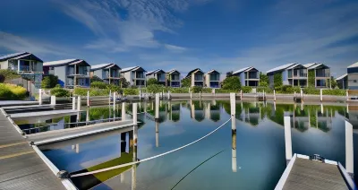 Captains Cove Resort - Waterfront Apartments Hotels in Raymond Island
