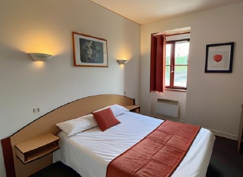 Hôtel T.G.V ( Face à la Gare de Quimper)