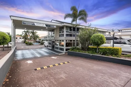 Park Motor Inn Отели рядом с достопримечательностью «St Luke's Anglican Church»