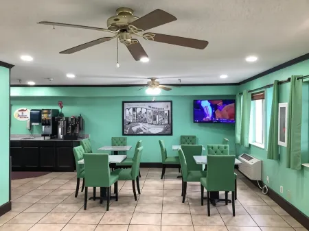 Super 8 by Wyndham Riverside/Kansas City