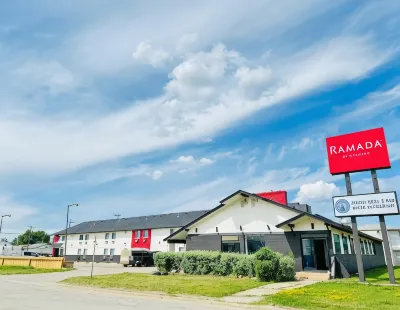 Ramada by Wyndham Dawson Creek Hotel dekat Walter Wright Pioneer Village