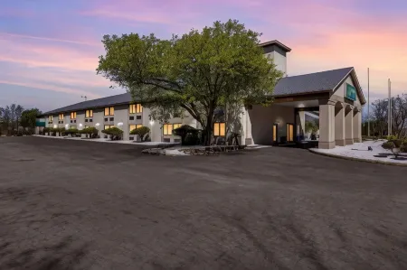 Quality Inn Austintown-Youngstown West Отели в г. Остинтаун