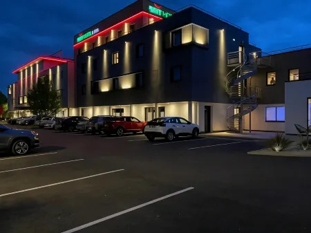 Brit Hotel Piscine & Spa - Fougères Отели в г. Сен-Брис-ан-Коглес