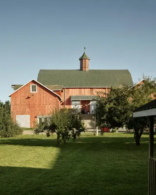 The Eddie Hotel and Farm Hotel dekat Norman Hardie Winery