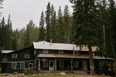 Rustic Beaverfoot Lodge Hotels near Emerald Lake