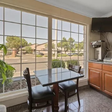 Econo Lodge Woodland Near I-5