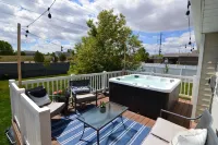 Spacious 5 BR/3 Bath Home with a PRIVATE HOT TUB!! 2x full Kitchens & Laundry