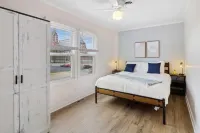 Modern Flat with Free Parking and High-Speed Wi-Fi - Stylish Urban Retreat