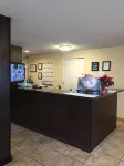 Smokey Point Motor Inn - parking