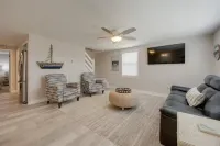 Nauti Buoys 2BDRM 2Bath APT,Kitchen,Living,Dining,Office,5 min to beach,walkable