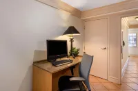La Quinta Inn by Wyndham Tallahassee North - parking