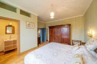 Le Corps de Logis Hotels in Couvin