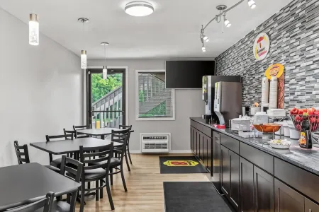 Super 8 by Wyndham Brownsburg Отели в г. Питтсборо