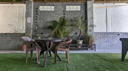 Shri Ganga View Guest House Отели рядом с достопримечательностью «Triveni Ghat»