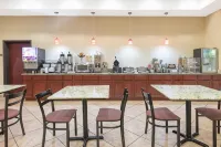 麥庫姆唄盟套房飯店