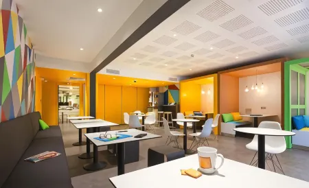 ibis Styles Nantes Centre Gare Отели рядом с достопримечательностью «Audencia Bachelors»
