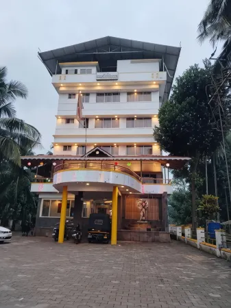 Hotel Sai Skanda Отели рядом с достопримечательностью «Old Chariots, Dharmasthala»