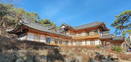 Gyeongju Cheonnyeon Hanok Pension Отели рядом с достопримечательностью «Namsan Mountain»